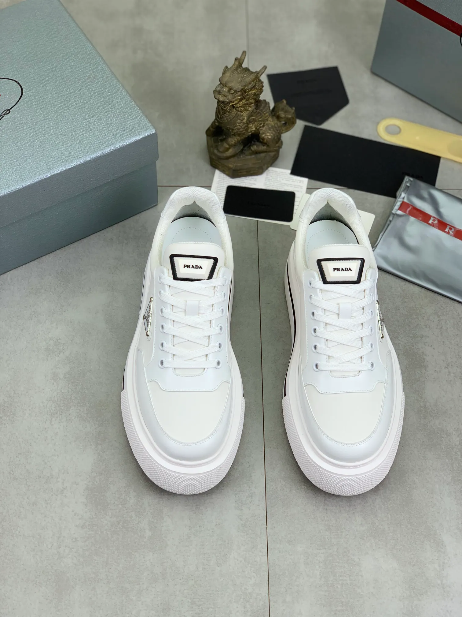Men's shoes 💰P580 new (higher version) new models are available at PRADA counters simultaneously, new men's shoes, 😘 fabrics are selected from original calfskin. First layer of imported silk cowhide lining. The original version is awesome! 👍🏿Original open-molded non-slip PU outsole, with exquisite lines, simple and elegant, super comfortable and classy on foot, suitable for leisure travel. Code number: 38 to 44 (45 customized) 4️⃣ colors available